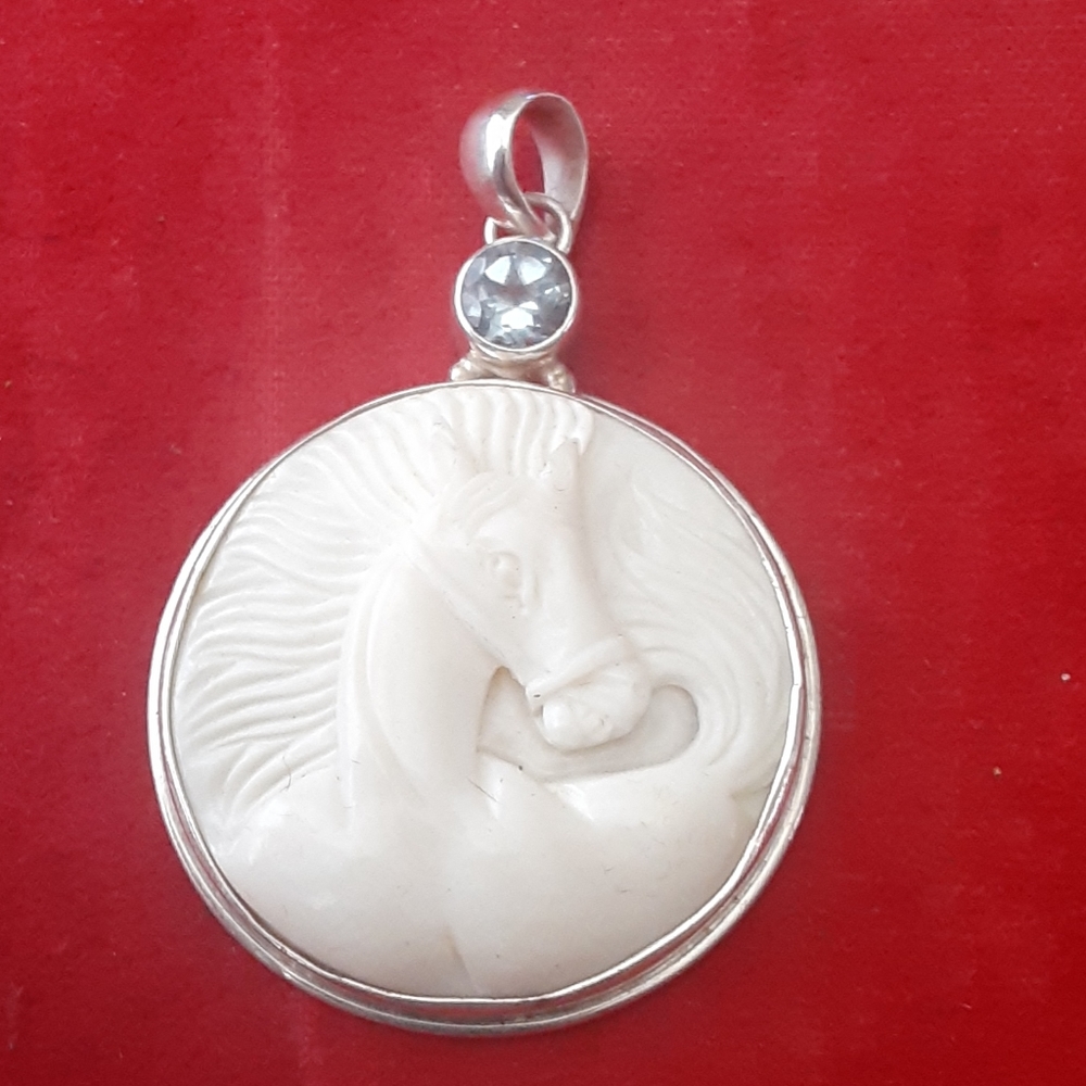 Carved bone pendantin 92.5